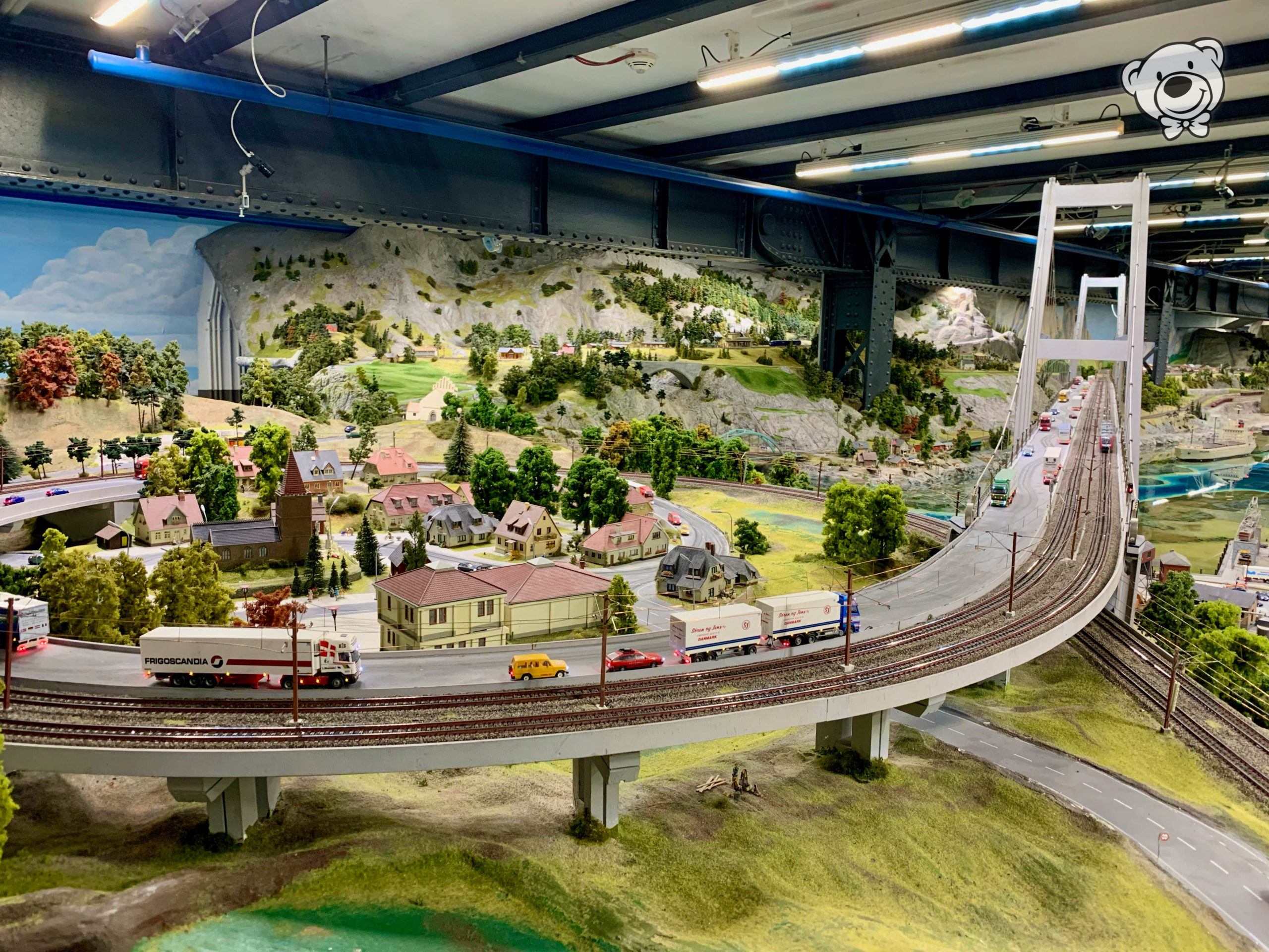 Autobahn und große Brücke Modeleisenbahn im Miniaturwunderland in Hamburg