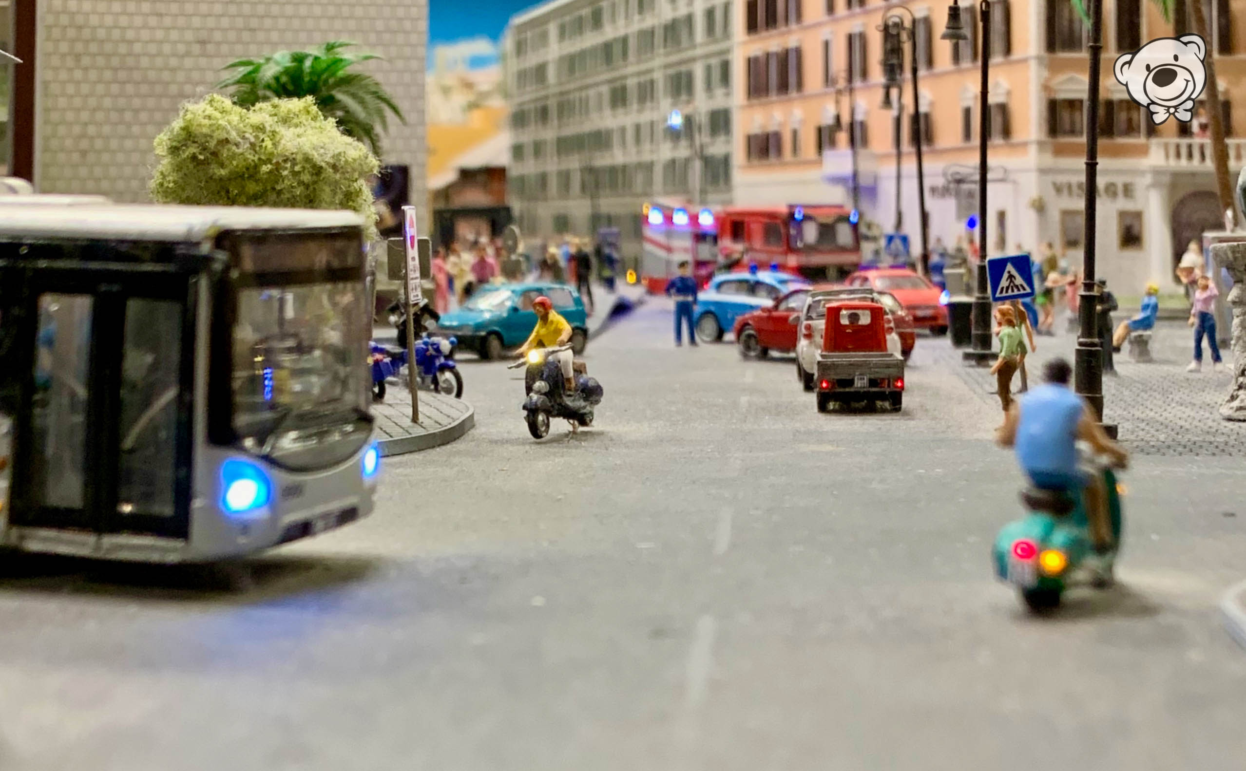 Modell Straße in Italien im Miniaturwunderland in Hamburg, Stau am Fußgängerüberweg, Bus und Feuerwehr-Einsatz sind zu sehen