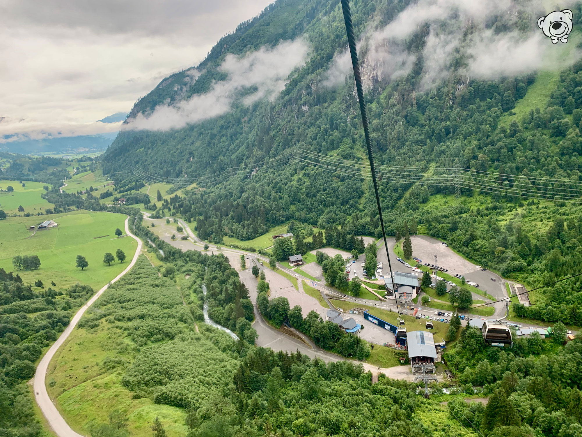 Seilbahn hoch zum Kitzsteinhorn in Kaprun, Top of Salzburg in Österreich, Aussicht über Berge, Wolken