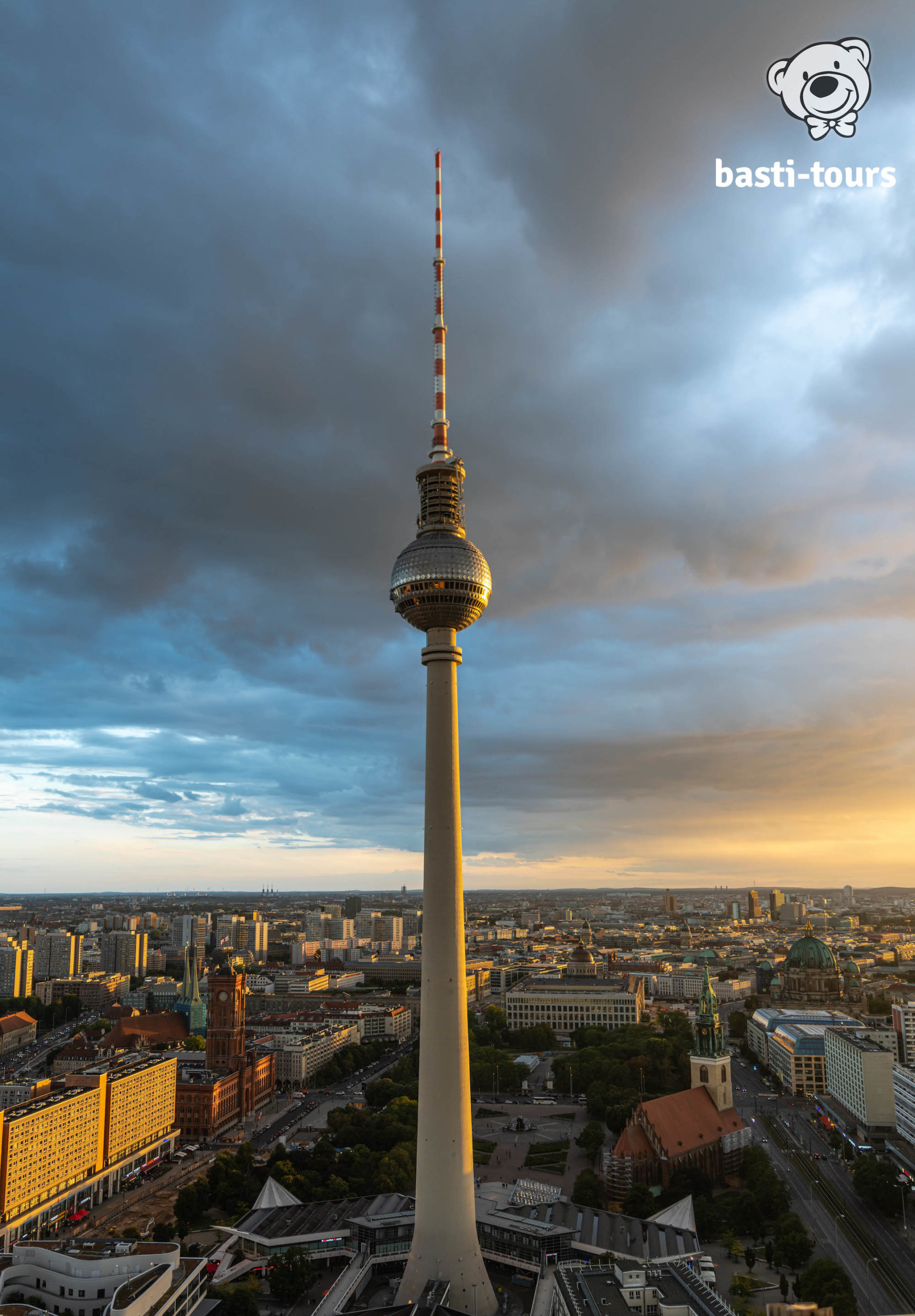 Der Fernsehturm in Deutschlands Hauptstadt Berlin - Aussichtspunkt Sightseeing Berlin bei Sonnenuntergang