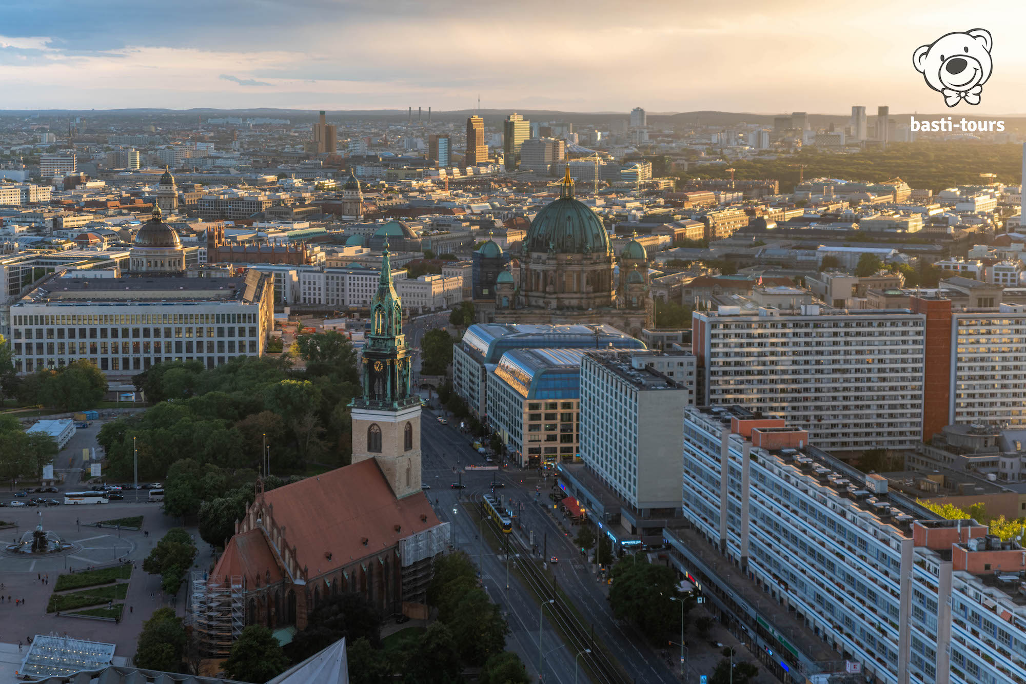 Berlin von Oben bei Sonnenuntergang, Hauptstadt Deutschland - Basti-Tours Reiseblog