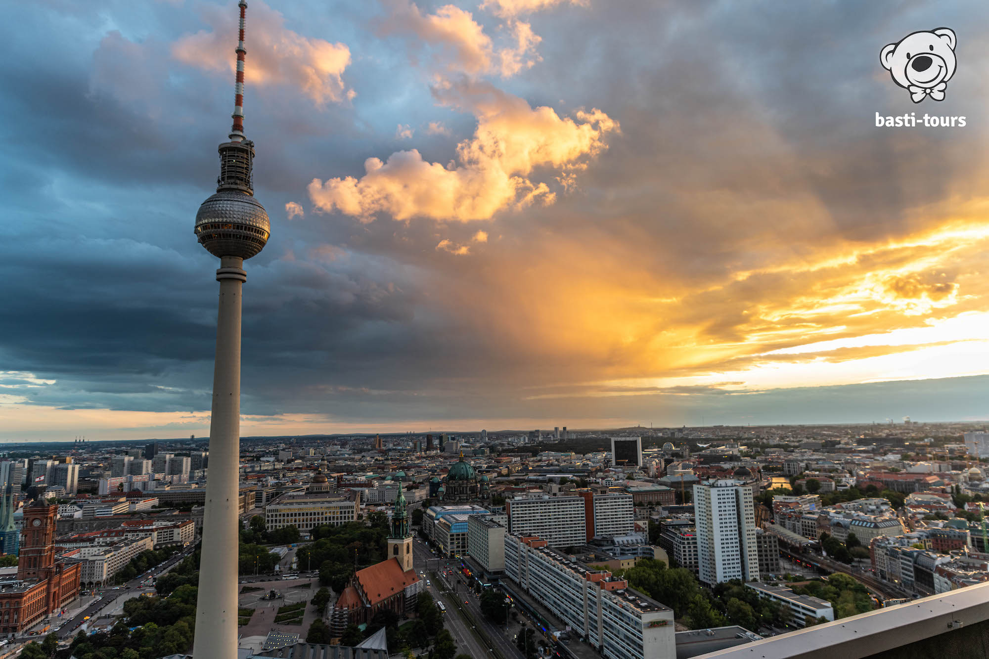 Aussicht auf den Fernsehturm in Berlin bei Sonnenuntergang - Basti-Tours Reiseblog
