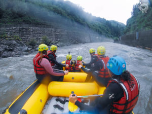 Rafting Tour in Österreich auf der Salzach, großes Schlauchboot im Wildwasser