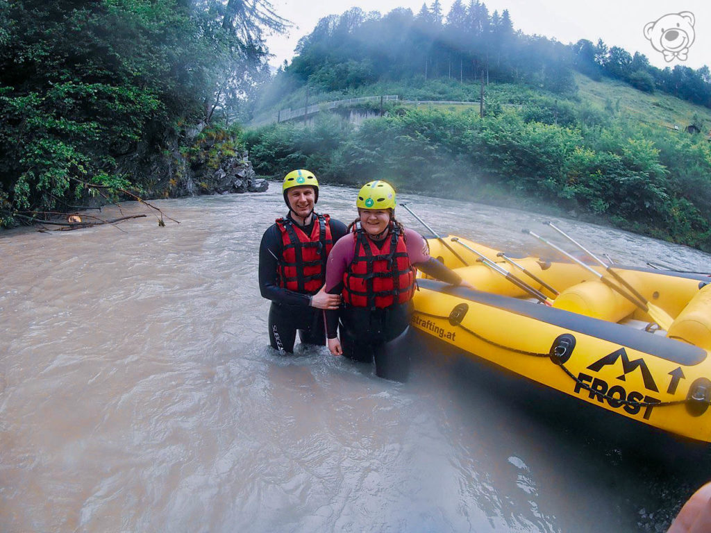 Pärchen Rafting Salzach Österreich, gelbes Schlauchboot, Wildwassertour