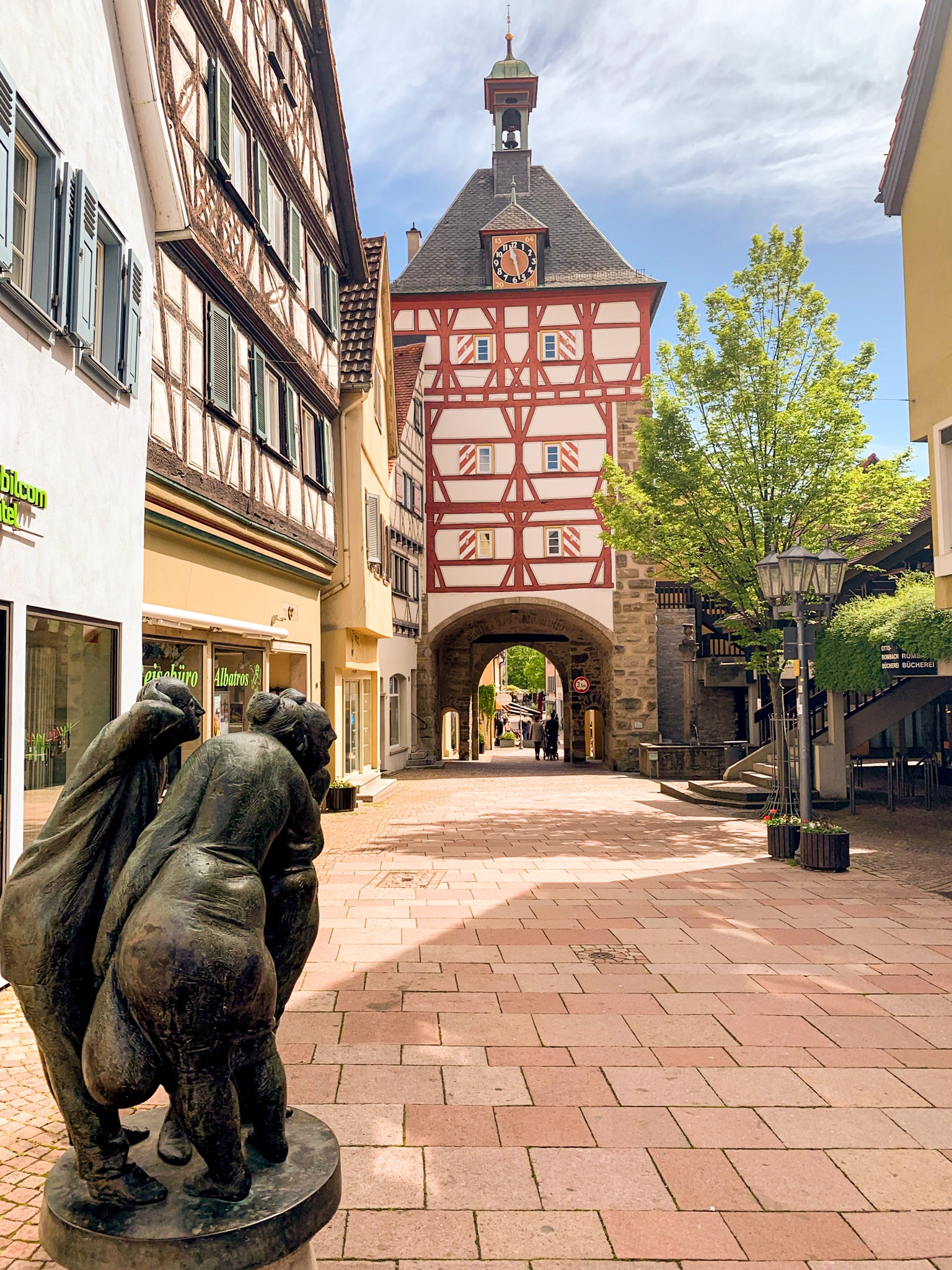 Tor zur Altstadt von Bietigheim Bissingen in Baden Württemberg mit einer Statue im Vordergrund