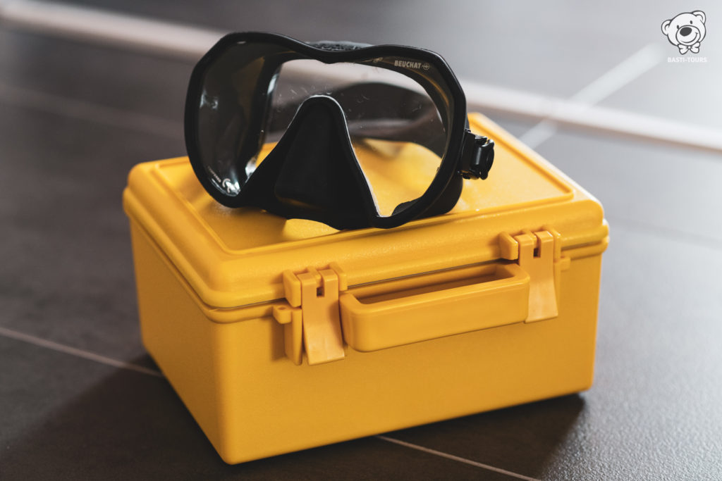 Gelber wasserdichter Notfallkoffer mit Ersatzausrüstung für den Tauchurlaub, Beuchat Tauchmaske in schwarz