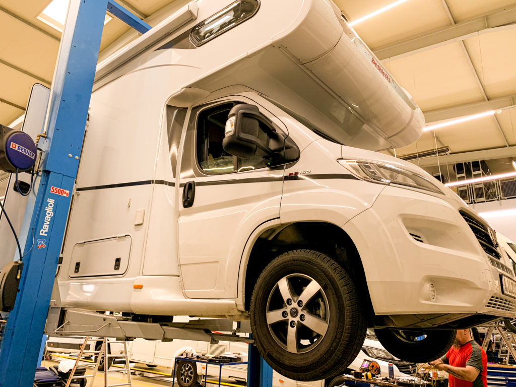 Dethleffs Alpa 6820-2 Wohnmobil auf einer Hebebühne in der Werkstatt von Carsten Stäbler